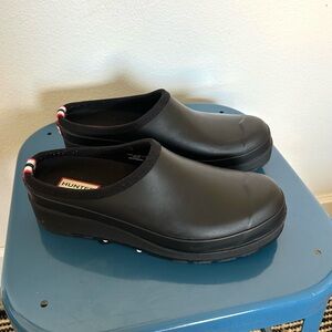 Hunter Black Slip-On Rubber Play Clogs with 1.5” Platform